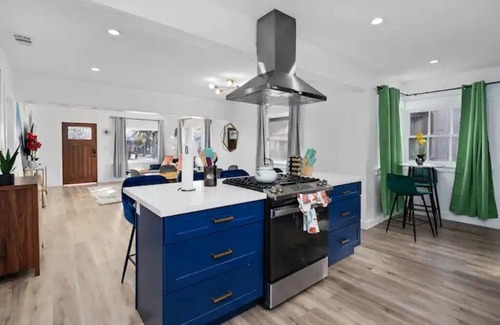 Bluff Heights House | Beach Bungalow Home in Long Beach 2B1B + Parking