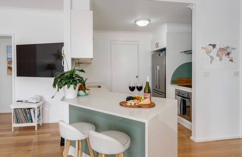 Newcastle East Apartment | "Beach City"-ACE location-2BR+2 Bath+Garage-80m to beach+5 star😍