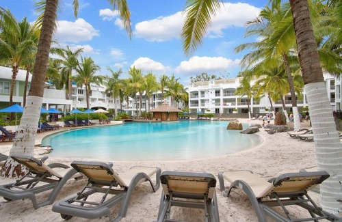 Palm Cove Apartment | Beach Club Oceanview Spa Suite in Palm Cove