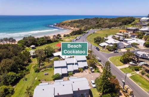 Emerald Beach House | Beach Cockatoo 2Bed Steps from Sand, perfect surf getaway