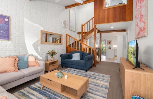 Emerald Beach House | Beach Cockatoo 2Bed Steps from Sand, perfect surf getaway