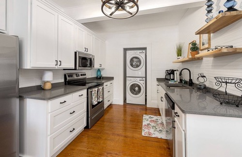 Saint Simons Island Cottage | Beach Cottage-Screened Porch! One short block to beach! Walk to Pier Village!