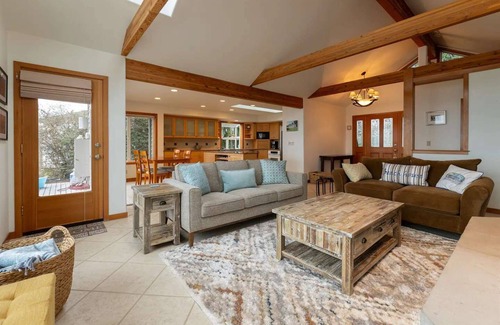 Kingston House | Beach Cove: Waterfront Getaway with Kayaks