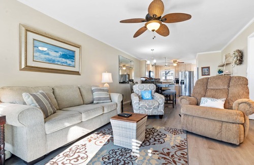 Ocean Isle Beach Condo | Beach D-ehs at Ocean Isle Beach, ocean front condo with pool