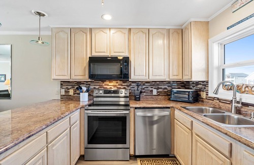 Ocean Isle Beach Condo | Beach D-ehs at Ocean Isle Beach, ocean front condo with pool