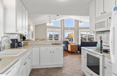 South Nags Head House | Beach Dugout: Semi-Oceanfront, Shared Pool