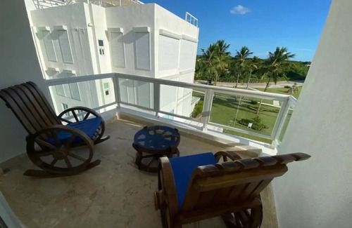 El Soco Apartment | Beach Front 2-Story penthouse BBQ Hottub La Romanann