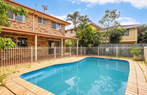 Clontarf House | Beach Front Holiday Home with Pool, Prime Location