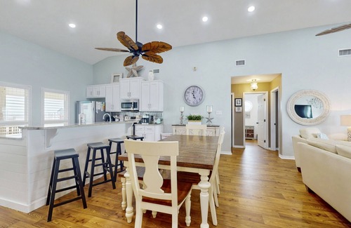 Dauphin Island House | Beach Front house with breathtaking views, free WiFi, full kitchen, near beach