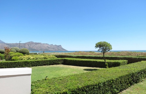 Strand Villa | Beach front house in private estate overlooking the sea and mountains