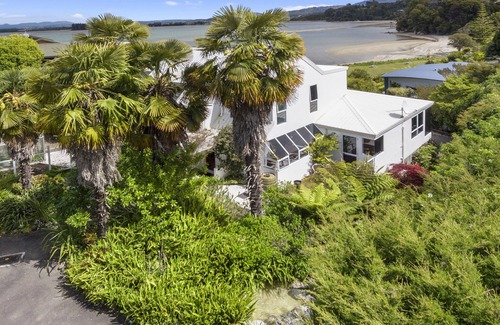 Kaiteriteri Apartment | BEACH FRONT, PALMS on-the-beach,Self contained Studio 1. Kaiteriteri.