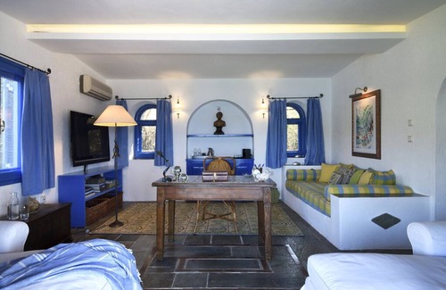 Pella Region Villa | Beach Front, Romantic Escape, Breathtaking Views, 'Pieds dans L'eau', & More