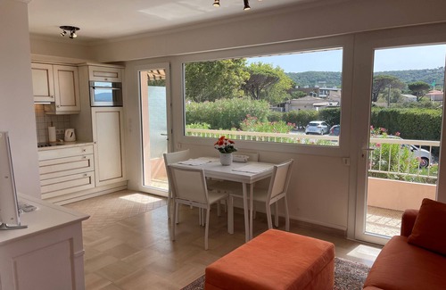 Cote d'Azur- French Riviera Apartment | Beach front Studio apartment in St Tropez close to centre of town with Parking