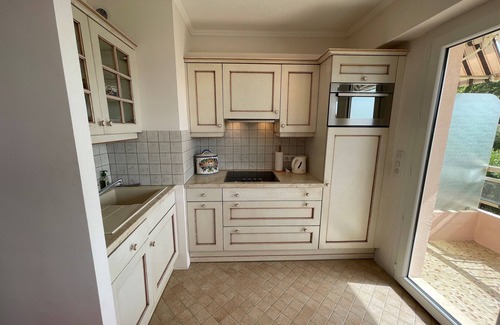 Cote d'Azur- French Riviera Apartment | Beach front Studio apartment in St Tropez close to centre of town with Parking