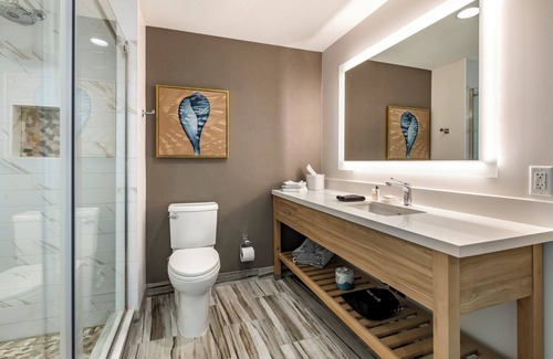 Lauderdale Beach Hotel | Beach Getaway! Spacious Unit, Steps to Beach, Pool, Valet Parking