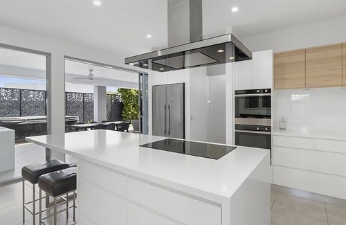 Tomakin House | Beach Haven - Walk to the beach. BYO Linen