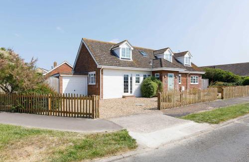 East Wittering House | Beach house for 10 with hot tub & garden