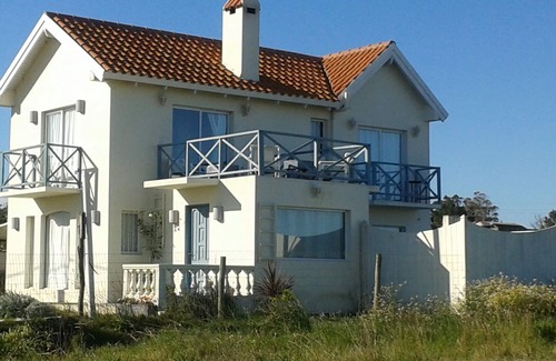 Manatiales House | Beach just across the street; pubs, restaurants, flea markets