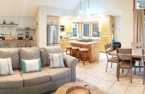 Warrenton House | Beach Lake House Retreat with Wildlife Panorama