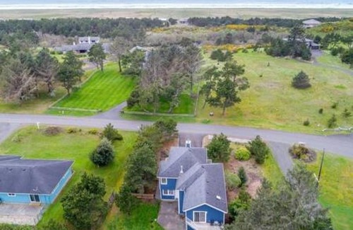 Warrenton House | Beach Lake House Retreat with Wildlife Panorama