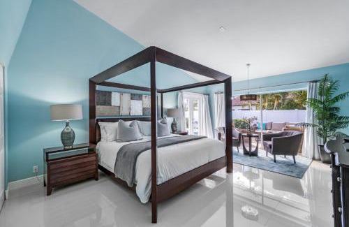 Singer Island House | Beach Luxury, 4B- 3B Heated Pool, Infinity Spa, Cabana with Outdoor Kitchen and TV, BBQ, Golden Tee Arcade, Walk to Beach! Sleeps 10