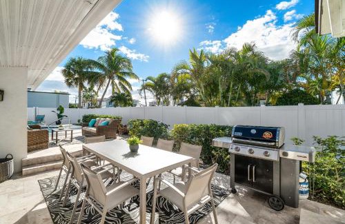 Singer Island House | Beach Luxury, 4B- 3B Heated Pool, Infinity Spa, Cabana with Outdoor Kitchen and TV, BBQ, Golden Tee Arcade, Walk to Beach! Sleeps 10