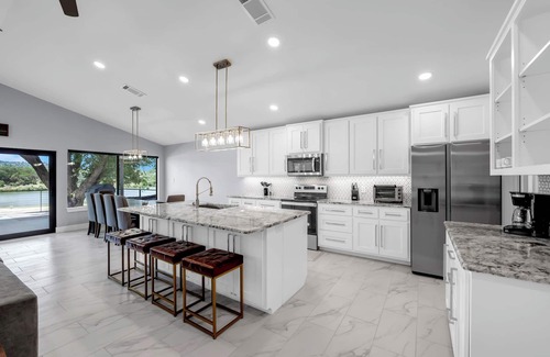 Kingsland House | Beach Memories - Renovated Open Modern Lake Access, Beach/Cabana, Covered Patio!