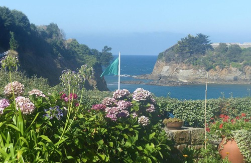 Saint-Quay-Portrieux Apartment | BEACH OF THE COUNTESS. CLASSIFIED AS A REMARKABLE SITE. A FLOWER GARDEN