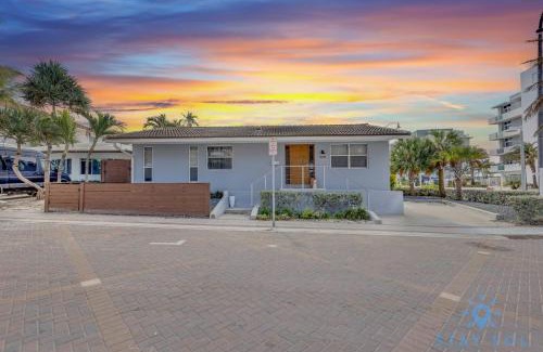 Hollywood House | Beach Paradise, Family - Friendly, Free Parking
