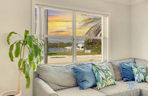 Hollywood House | Beach Paradise, Family - Friendly, Free Parking