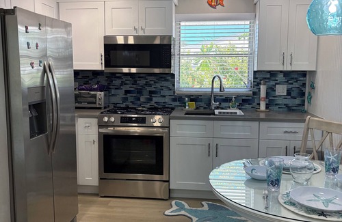 Holmes Beach Villa | Beach Place. An island treasure. All NEW everything. Was flooded now redone.