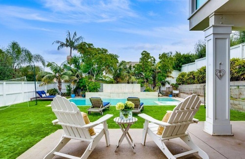 Hill Section House | Beach Pool House Retreat