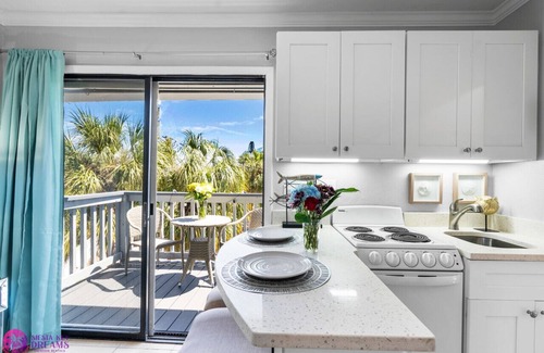 Siesta Key Village Ski Chalet | Beach Rd, 300ft to Beach Access & 500ft to Siesta Key Village, Studio