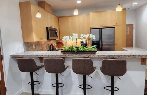 Gas Lamp Section Apartment | Beach relaxation & activities