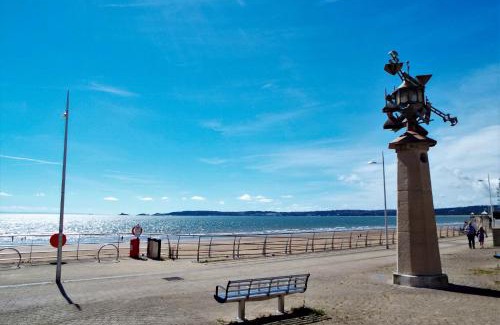 Castle Apartment | Beach Side APT with Home Cinema