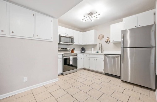 Saint Simons Heights Condo | Beach Square – optional BIKES – Walk 2 Redfern Village, shops, and restaurants!.