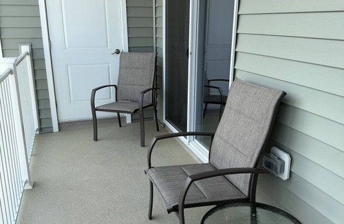 Rehoboth Beach Condo | Beach Top Floor Condo in Lewes, De - 2 bed 2 bath Gated community with pool