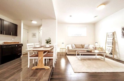 Jasper Place House | Beach Vibes - KING Bed - Fireplace - Garage - WiFin