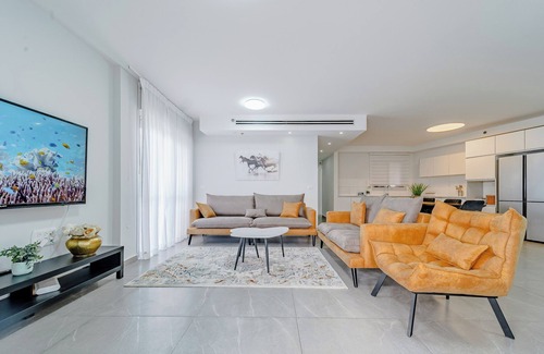 Ashkelon House | Beach vicinity, shopping G-level, parking. Near playground. Shabbat elevatorn