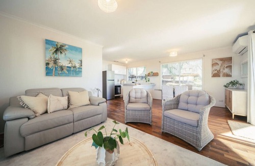 Aldinga Beach Cabin | Beach View Bliss~Stunning sunsets.King bed.Netflix