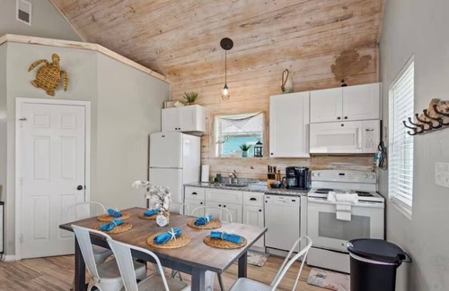 Galveston House | Beach Views/Walk to Beach/Entertainment/Cozy - The Salty Starfish