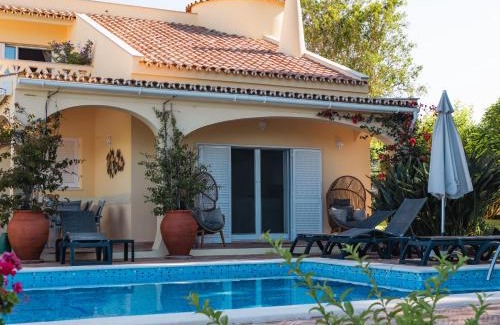 Sesmarias Villa | Beach villa Casa de Amanhã 450 mts to the beach with beautiful garden and heated saltwater pool