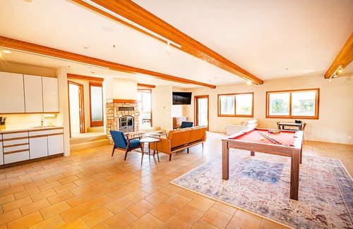 El Granada House | Beach Villa Home - Walk to Beaches, Trails, Restaurants, Activities & more