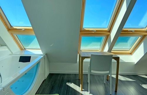 Plouescat House | Beach villa in Plouescat, superb sea view, feet in the water