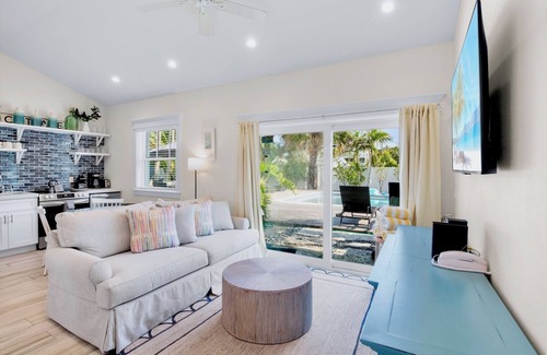 Holmes Beach Villa | Beach Villa! Pool, Porch, and 2-Min Walk to Beach!