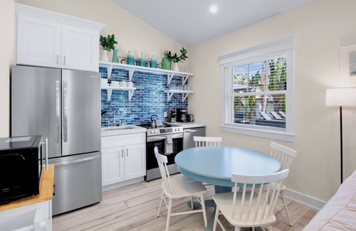 Holmes Beach Villa | Beach Villa! Pool, Porch, and 2-Min Walk to Beach!