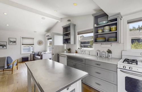 Huntington Beach House | Beach Walk Bungalow - Downtown HB - Walk Everywhere 1/2 mi. to Sand-Pier-Main St