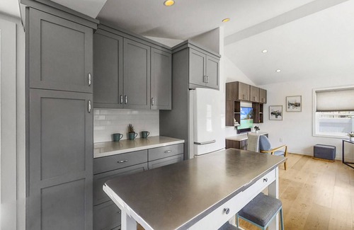 Huntington Beach House | Beach Walk Bungalow - Downtown HB - Walk Everywhere 1/2 mi. to Sand-Pier-Main St