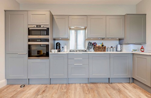 Southbourne House | Beach Walk Stylish Southbourne 2-Bed Apartment near to Beach