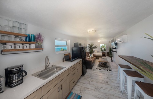 Cockburn Town Apartment | Beachcomber Studio @ The Lookout - Beachfront w/AC